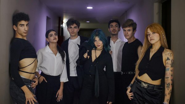 Art de la Mode : Harmonie entre Pantalons Taille Haute et Chemisiers Fluides